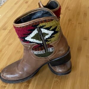Freebird by Steven CABLO Southwest tapestry blanket booties.  Size 8M.